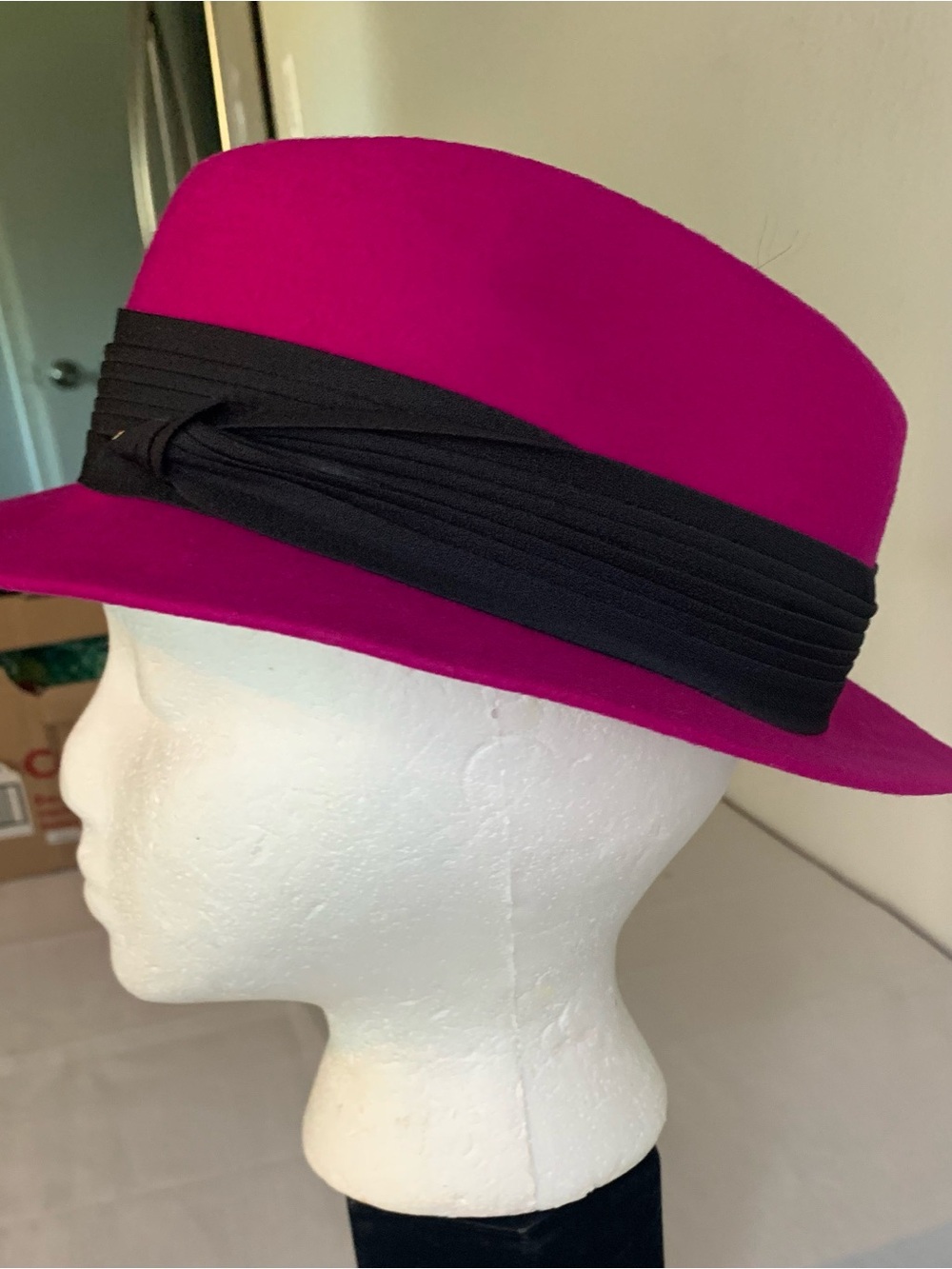 Arlin.Fuchsia Wool Felt Fedora with Black Band. - Picture 3 of 3